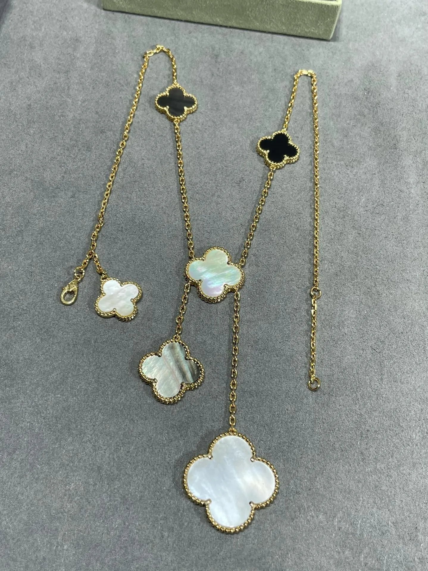 CLOVER 6 MOTIF MOP ONYX GOLD NECKLACE