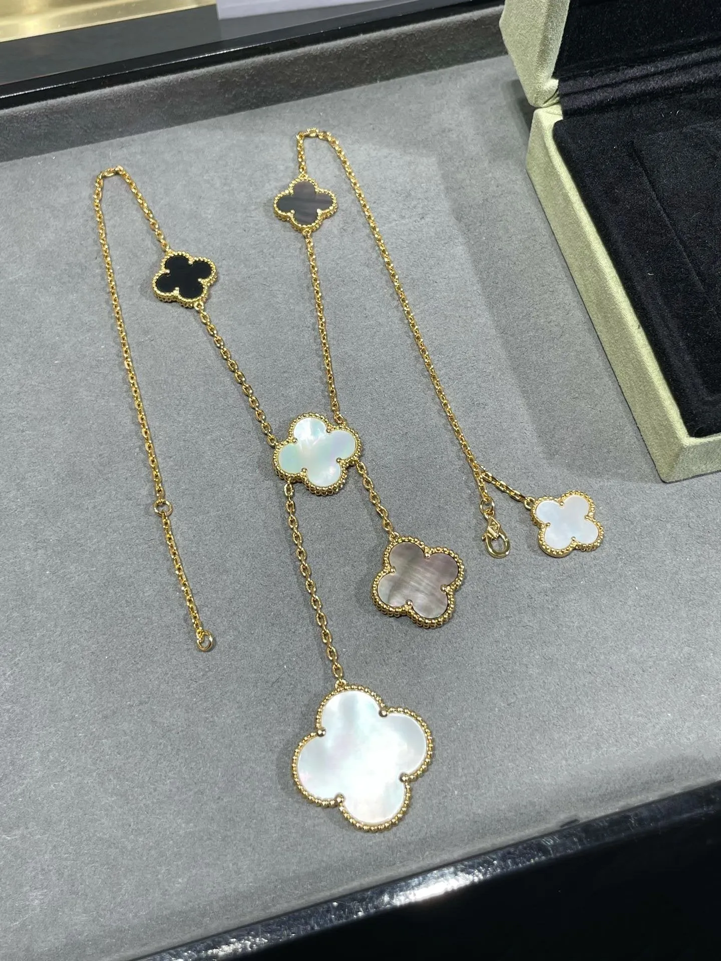 CLOVER 6 MOTIF MOP ONYX GOLD NECKLACE