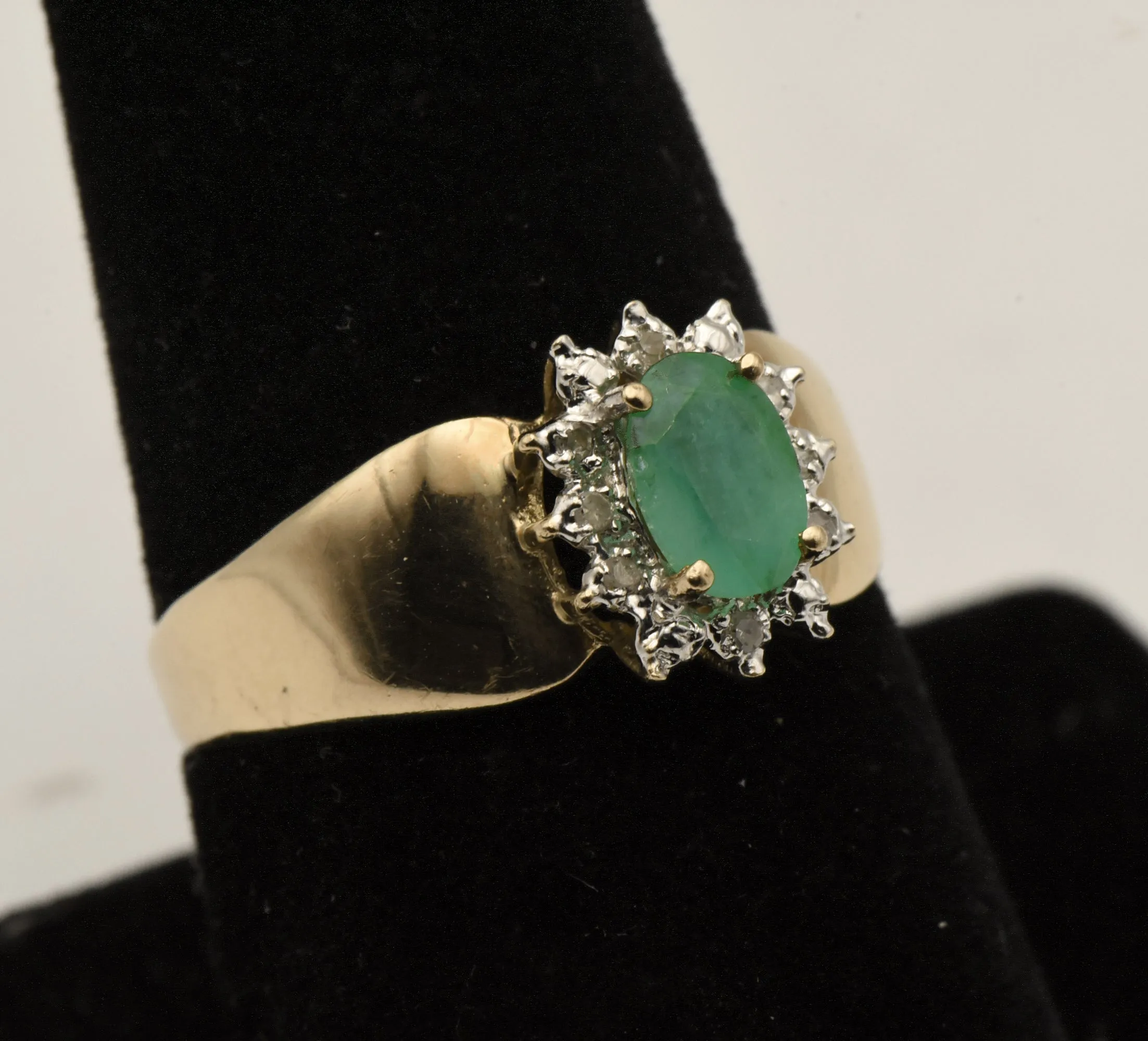 Vintage 10k Gold Emerald and Diamonds Halo Ring - Size 8.75