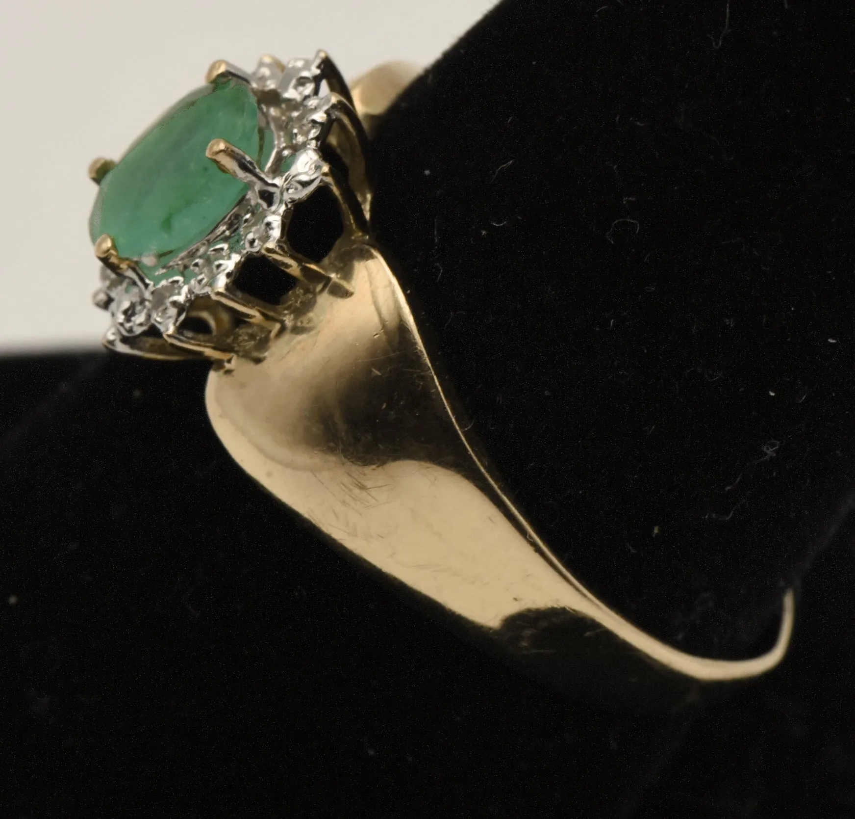 Vintage 10k Gold Emerald and Diamonds Halo Ring - Size 8.75